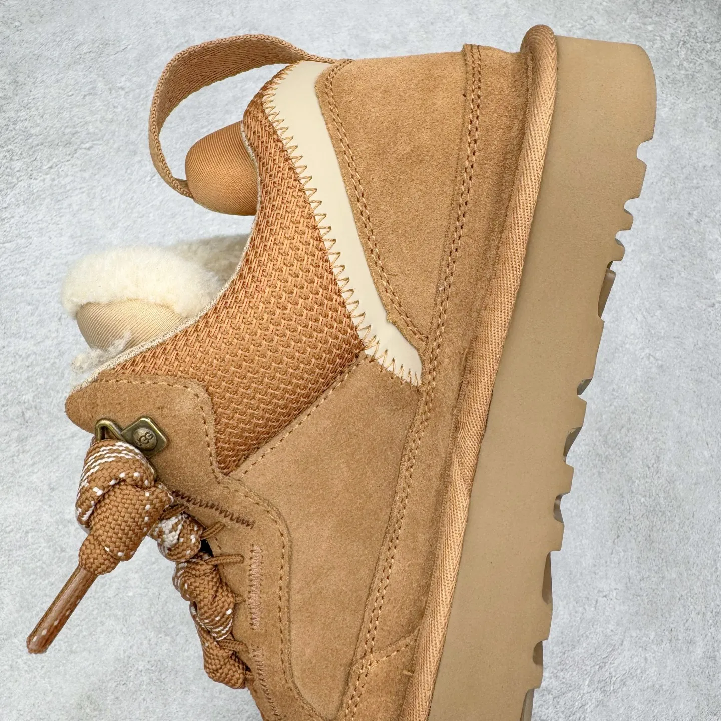 Pick up locally💰640 UGG 4032 Meyer autumn and winter sheepskin and fur integrated snow boots. All shoes are made of ZP from the same factory. Longfeng A-grade Australian imported sheepskin and fur integrated. Men's and women's boots brand OEM production line fully follows the ZP process. OEM original pattern maker adheres to the principle of no original shoes and no development selection. Pay attention to every detail. The most authentic version on the market TREADLITE "Light Wing" technology outsole Lightweight/durable/flexible/pile size: 35 36 37 38 39 40 41 42 43 44 45 Coding: by3936030